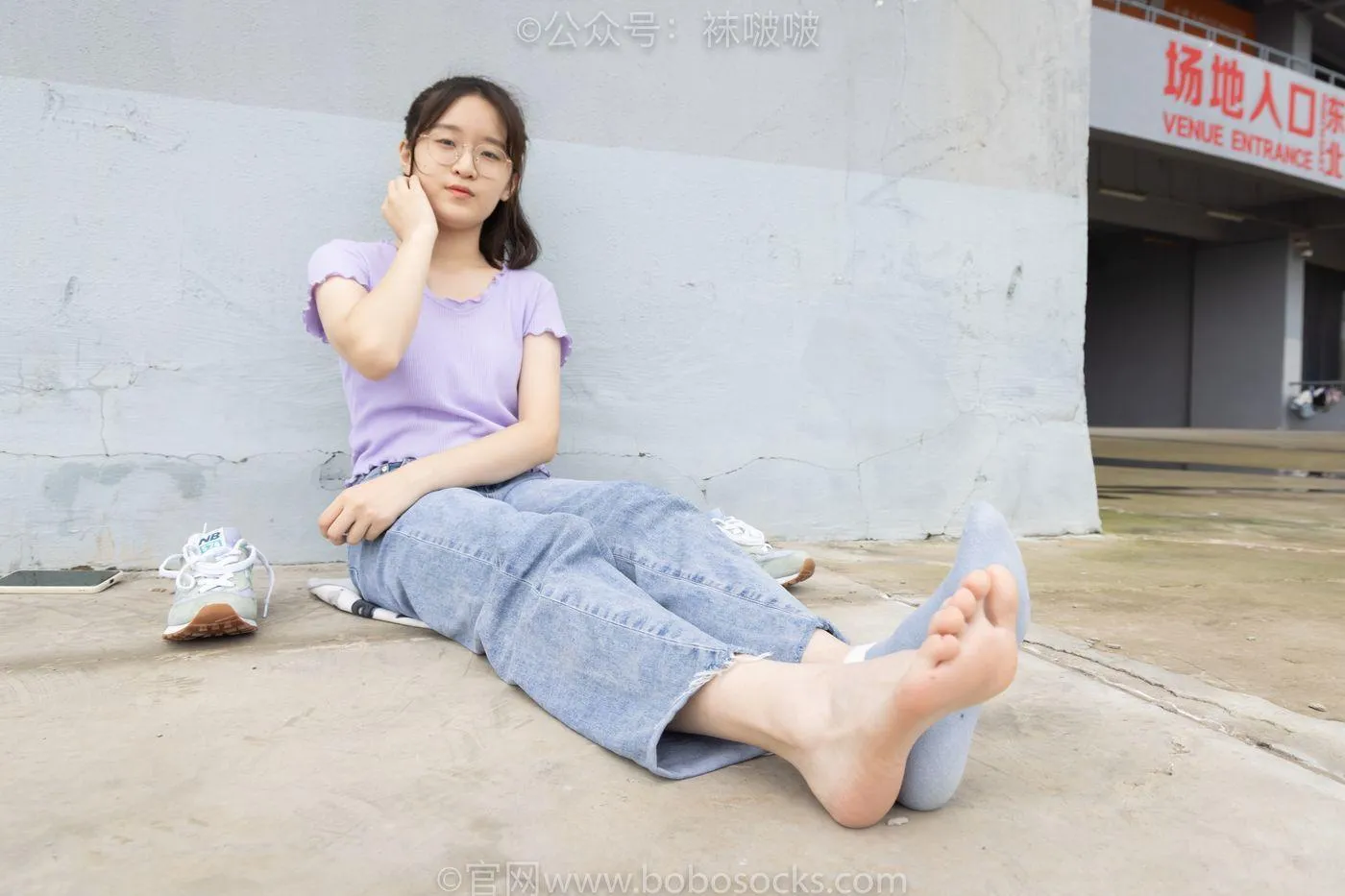 [BoBoSocks袜啵啵]NO.020 熊熊-NB运动鞋、蓝色短棉袜（踩脏）、裸足 [150P]插图6